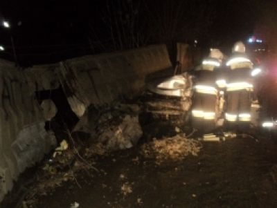 В Челнах водитель Daewoo врезался в бетонное ограждение: погибли двое