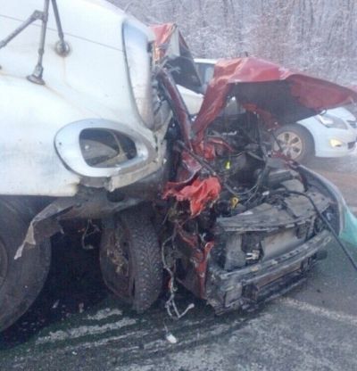 В Татарстане произошло жуткое ДТП: грузовик подмял «под себя» легковушку (фото)