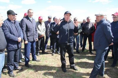 Министр Марат Әхмәтов Минзәлә районында чәчү  барышы белән танышты