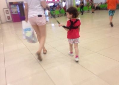 Жительница Татарстана «выгуливала» своего ребенка на поводке