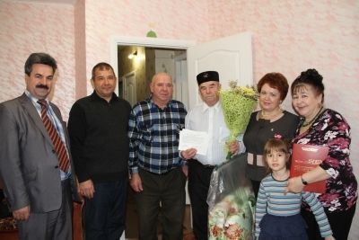 Минзәлә муниципаль район башлыгы Айдар Салахов сугыш ветераны Зәйнәгетдин Гыймаевны юбилее белән котлады