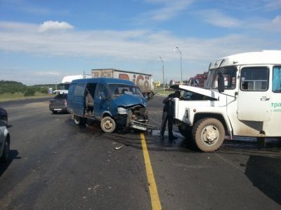 «Газель» и автобус столкнулись на трассе в Татарстане