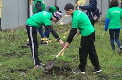 Студенты Мензелинского педагогического колледжа озеленяют город