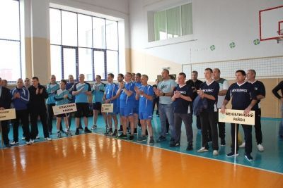 В Мензелинске муниципальные служащие соревнуются по волейболу