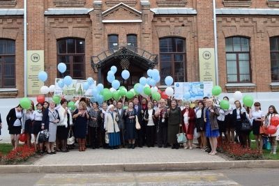 Студенты Мензелинского педагогического колледжа поздравили пожилых людей