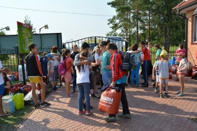 Воспитанники загородного оздоровительного лагеря "Полянка" прощались со слезами на глазах