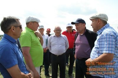 Марат Ахметов отсмотрел поля хозяйств Мензелинского района