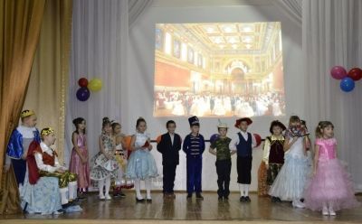 Ученики 3 В класса СОШ №1 г.Мензелинск пригласили мам на бал к Королю