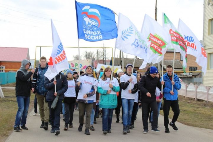 300 добровольцев Мензелинска прошли «Марш добра»