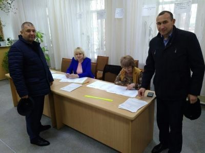 Глава Мензелинского района Айдар Салахов и его заместитель Камиль Назмеев ознакомились ходом голосования