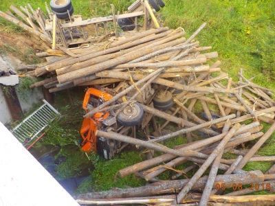 В Татарстане груженный бревнами «КАМАЗ» упал с моста в реку