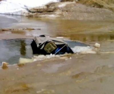 На реке Вятке УАЗ ушел под воду, погибли 3 человека