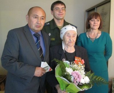 Минзәләдә яшәүче сугыш ветераны Әзһәрия Шакировага юбилей медале тапшырылды