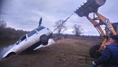 ФОТО: В Татарстане авто вылетел в реку, три человека погибли и один пропал 