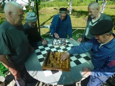 Шахматно-шашечный турнир прошел в Мензелинском доме престарелых
