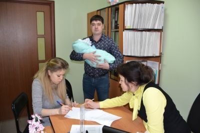 В Мензелинске семья Ивановых одними из первых оформила заявление на получение новой социальной выплаты на первого ребенка