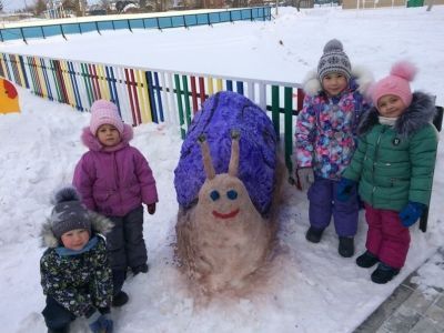 Коллектив Аюского детсада подошел к конкурсу снежных фигур со всей душой