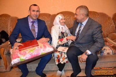 Столетнюю бабушку Мосаллию поздравил глава Мензелинского района Айдар Салахов