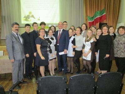 Депутат Госсовета РТ Ирек Шарипов встретился с учащимися средней школы №1
