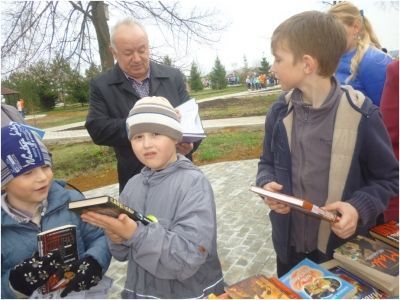 Во время акции «Подари книге вторую жизнь» руководитель исполкома района показал себя книголюбом