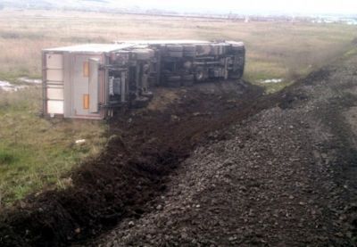В Татарстане на трассе опрокинулся грузовик с коньяком