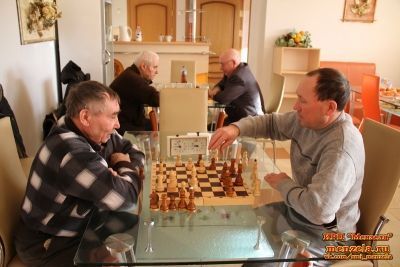 Мензелинские пенсионеры соревнуются по шашкам и шахматам