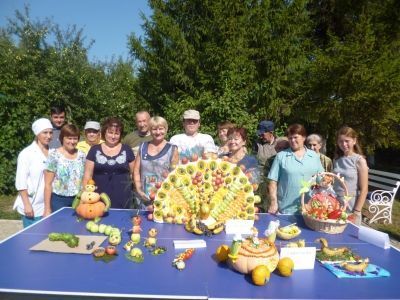 Выставка поделок из овощей и фруктов в Мензелинском доме престарелых