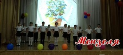 Ученики СОШ №1 Мензелинска устроили праздничный концерт для мам