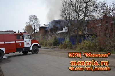 В Мензелинске горела крыша здания бывшего ликеро-водочного завода