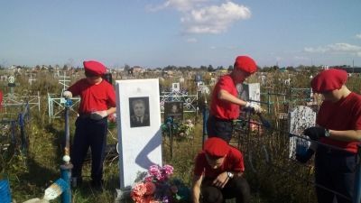 Юнармейцы прибрались на могиле ветерана ВОВ