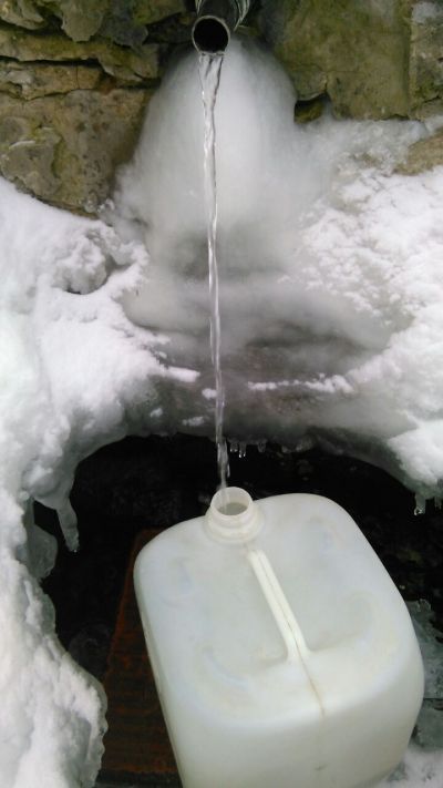 Несмотря на зимние холода, мензелинцы пьют родниковую воду