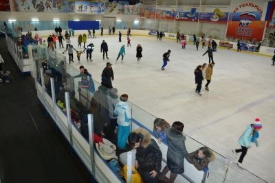 В ледовый дворец "Юность" Мензелинска ежедневно приходят кататься около 200 человек