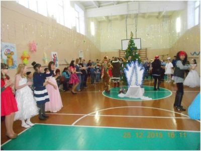 Детский праздник в Матвеевской школе благодаря Эдуарду Кузнецову стал намного ярче и счастливее