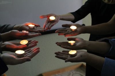 Дети зажгли свечи и почтили память погибших минутой молчания