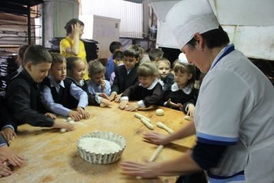 Ученики СОШ №3 побывали с  экскурсией на мензелинском хлебозаводе