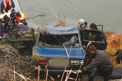 В Татарстане утонул автомобиль, погибли двое парней и девушка