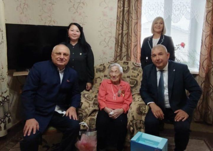 В Международный день пожилых людей в Мензелинском районе с особым теплом чествовали старейших жителей