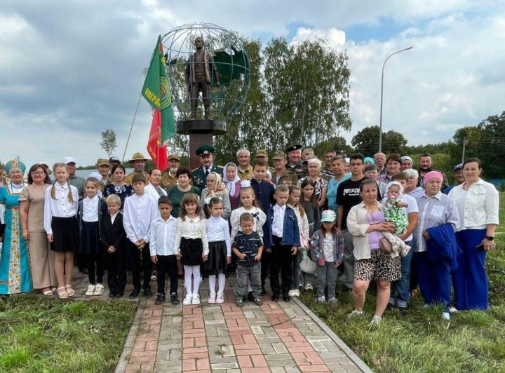 Двойной праздник в Воровском: Российский флаг и память о воинах-интернационалистах