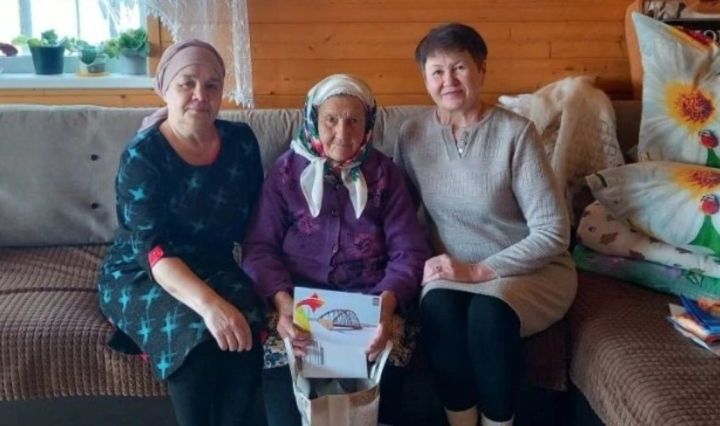 Жительница Мензелинского района, труженица тыла и ветеран труда Мадания Хуббетдинова отметила 98-летие