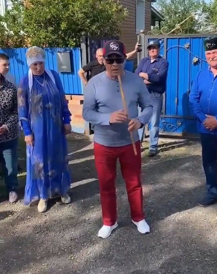 Рөстәм Маликов Минзәлә районының Аю авылында курайда уйнап йөрде