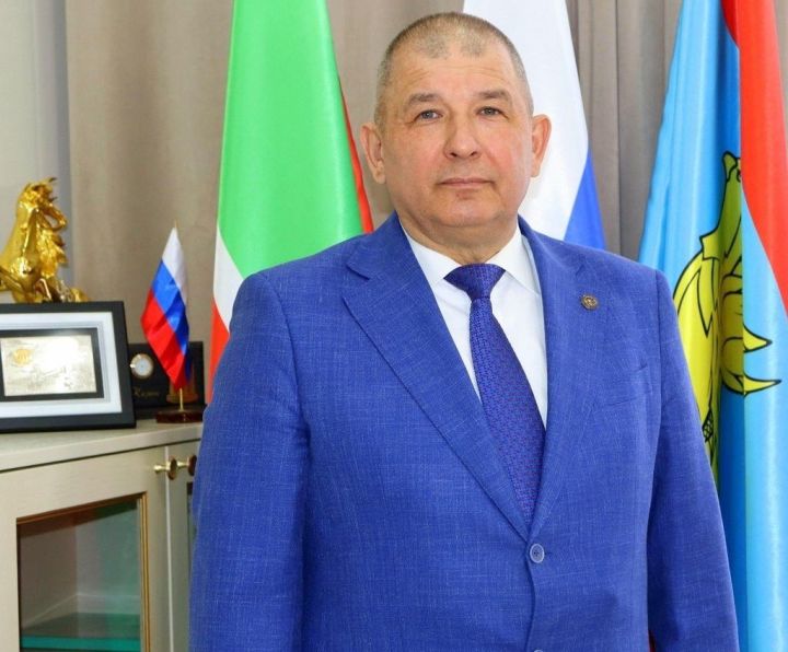 Минзәлә районы башлыгы Айдар Салаховның Республика көне белән котлавы