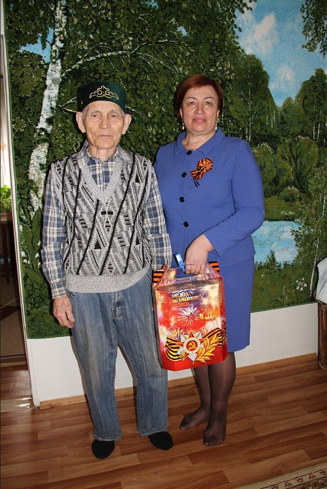 Алия Шарипова раздала подарки ветеранам