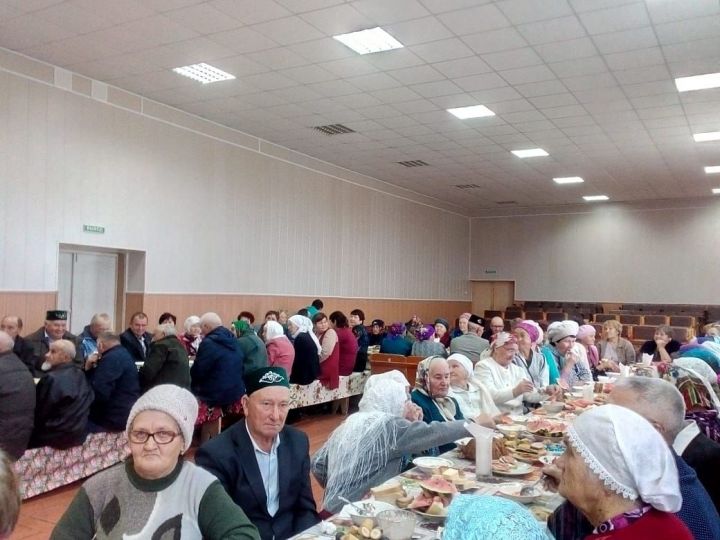 В Кадряково первыми в районе организовали чаепитие пожилым