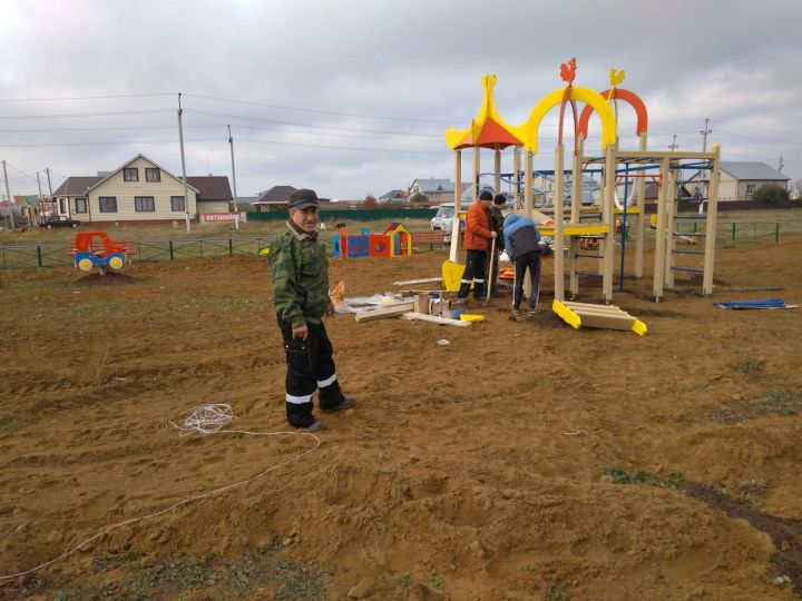 В поселке Садак открывают новую детскую площадку