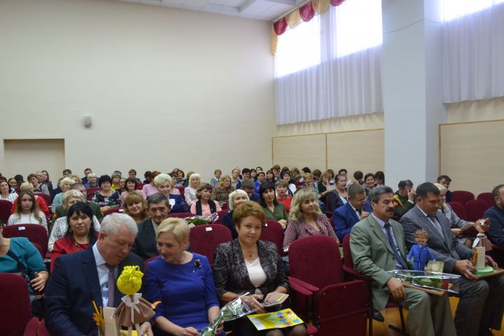 Профессиональный праздник отметили педагоги Мензелинского района