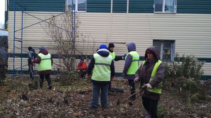 Работники Мензелинской Управляющей компании наводят порядок на придомовых территориях
