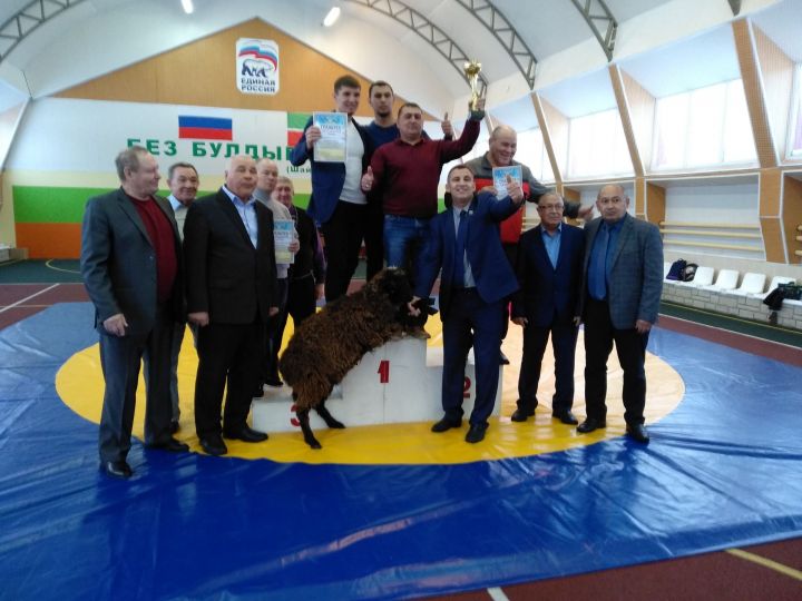 В Мензелинске состоялся турнир по борьбе на призы мастеров, ветеранов спорта Мавляветдина Закирова и Фарита Хамматдинова