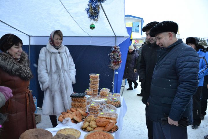 Авыл шәһәрне сыйлады: Минзәләдә Яңа ел ярминкәсе