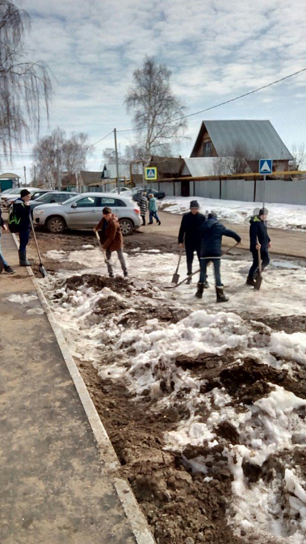 Ученики СОШ №2 г.Мензелинск приступили к очистке своей территории