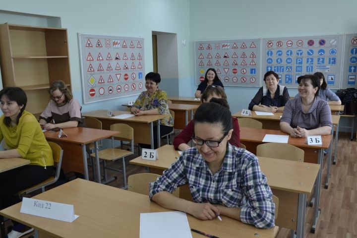 Родители Мензелинских школьников написали тестовый ЕРЭ по татарскому языку